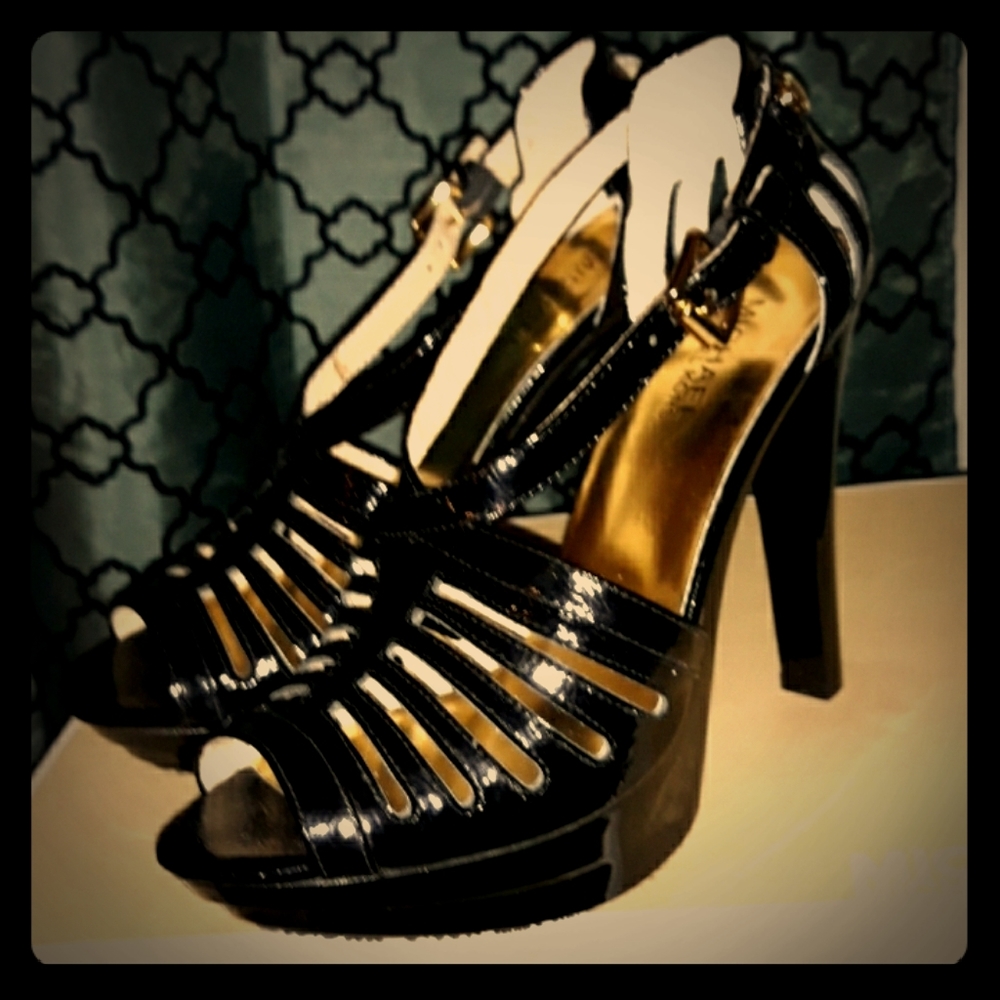 Michael Kors black pumps